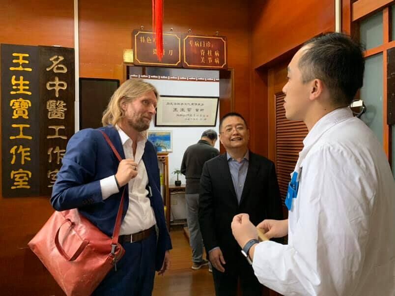 Peter de Jong in conversation during a hospital visit in China
